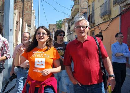 I si les samarretes amb lemes sn adequades per revindicar, per exemple, l'educaci pblica als plens, tamb ho poden ser per fer campanya electoral. Per aix, al maig del 2011, com a candidata autonmica de Comproms, es va passejar pel barri del Cabanyal (Valncia) amb els colors del seu partit. Amb ella, el candidat a l'alcaldia de Comproms per Valncia, Joan Rib, actual alcalde de la ciutat. La formaci d'Oltra va obtenir en aquestes eleccions sis escons. En les del 2015, 13 ms: 19.