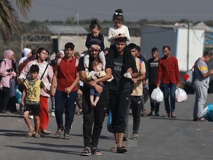 Un grupo de refugiados palestinos abandona la ciudad de Gaza y se dirige hacia el sur de la Franja para huir de los ataques de Israel, el 8 de noviembre de 2023.