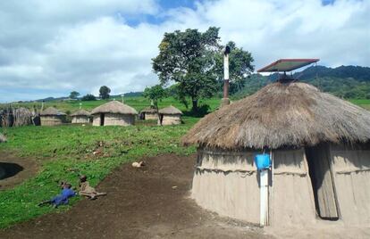 En el poblado de Enguik, en Tanzania, son las mujeres quienes ponen en pr&aacute;ctica el proyecto de instalaci&oacute;n de paneles solares. 
 