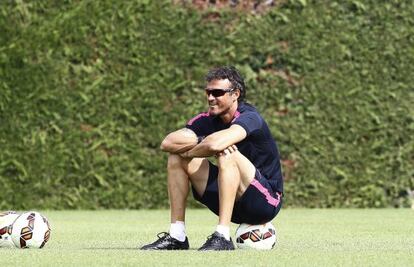 Luis Enrique mira el entrenamiento sobre un balón.