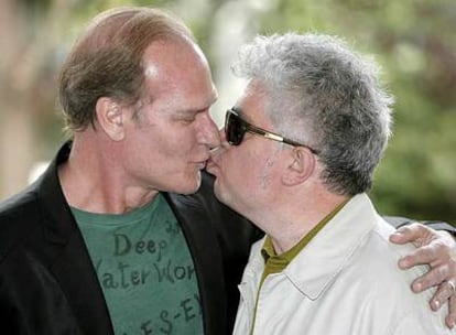 Lluís Homar y Pedro Almodóvar, ayer durante la presentación del rodaje de <i>Los abrazos rotos.