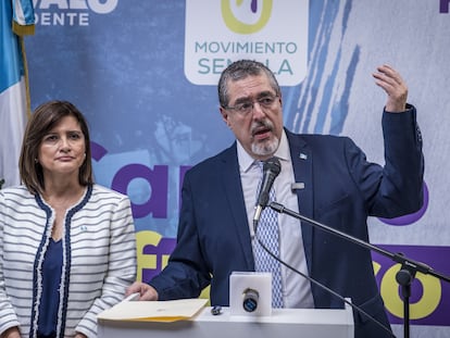 El presidente electo de Guatemala, Bernardo Arévalo, junto a la vicepresidenta electa, Karin Herrera, en una rueda de prensa en Ciudad de Guatemala este viernes.