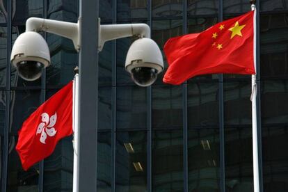 Una bandera hongkonesa y una china frente a la sede del Gobierno local de Hong Kong.