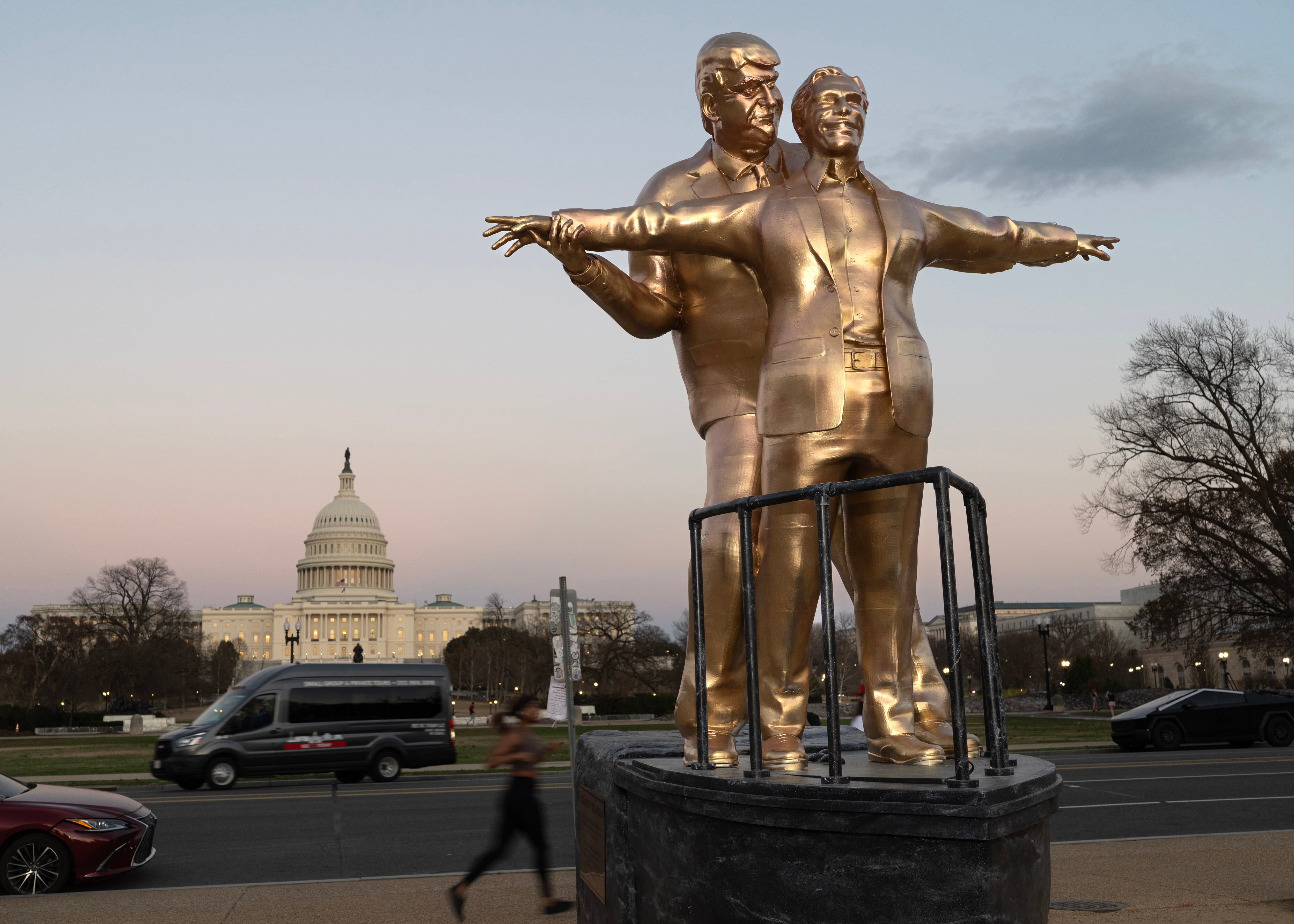 'King of the world', estatua que representa a Trump y Epstein, instalada en marzo ante el Capitolio.