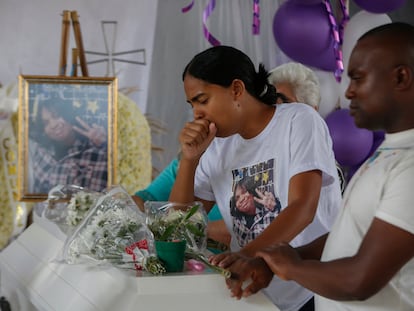 Familiares y amigos se lamentan hoy durante el velorio de Michel Dayana González, en Cali.