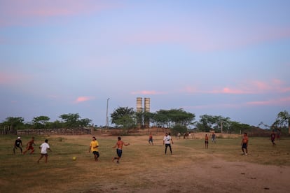 Jvenes fuegan ftbol al caer la tarde en una cancha improvisada en la finca La Amrica, en el departamento de Cesar.