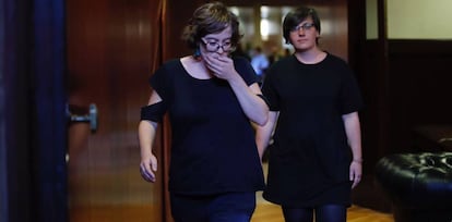 Las diputadas de la CUP Eul&agrave;lia Reguant (I) y Mireia Boya (d) antes de la comparecencia del Presidente de la Generalitat Carles Puigdemont en el Parlament.Foto: Carles Ribas