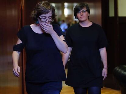 Las diputadas de la CUP Eul&agrave;lia Reguant (I) y Mireia Boya (d) antes de la comparecencia del Presidente de la Generalitat Carles Puigdemont en el Parlament.Foto: Carles Ribas