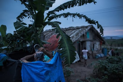 Para tomar banho, são usadas áreas distantes da casa. 