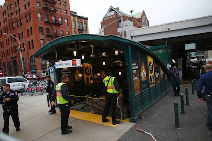 Personal de emergencia a la entrada de la estación Hoboken, en Nueva Jersey.