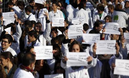 29 de noviembre de 2012. Manifestación de sanitarios del hospital La Paz de Madrid en contra de los recortes en sanidad y la privatización de la gestión de centros sanitarios y de salud, una "marea blanca" en defensa de la sanidad pública.