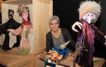 La codirectora del Topic, Idoia Otegui, posa ayer junto algunas de las marionetas que expone el centro.