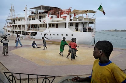 El Bou El Mogdad fue construido por Países Bajos en la década de los cincuenta. Después de haber sido abandonado, la compañía Fleuve rescató este crucero para realizar travesías turísticas por el río Senegal entre Podor y Saint Louis. Los turistas no son los únicos extranjeros que llegan a Saint Luis: inmigrantes procedentes de países más pobres que Senegal buscan un futuro mejor realizando los trabajos más duros y peor retribuidos que requiere el negocio de la pesca, lo que evidencia un desarrollo a dos velocidades.