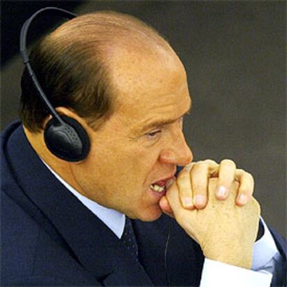 Silvio Berlusconi escucha con traducción simultánea una intervención en el Parlamento Euopeo de Estrasburgo.