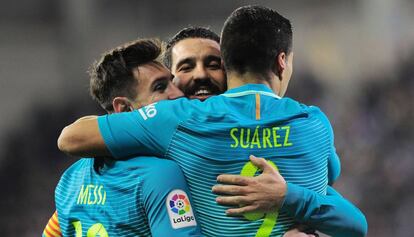 Su&aacute;rez celebra junto a Messi y Arda el tercer gol del Barcelona. 