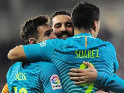 Su&aacute;rez celebra junto a Messi y Arda el tercer gol del Barcelona. 