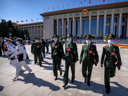 Un grupo de militares abandona el Gran Salón del Pueblo tras la ceremonia inaugural del 20º Congreso del Partido Comunista de China en Pekín, el pasado 16 de octubre.