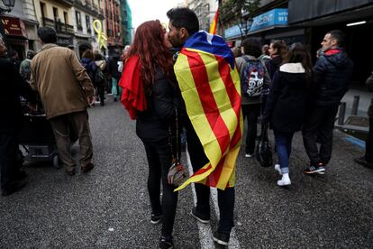 Um homem com uma bandeira independentista beija uma mulher durante um protesto em apoio aos políticos catalães presos em Madri (Espanha), no dia 7 de abril de 2018