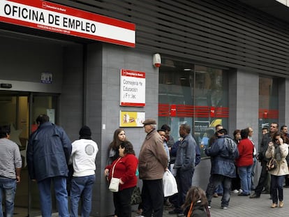 Cola de parados ante una Oficina de Empleo (antes Inem) en Madrid.