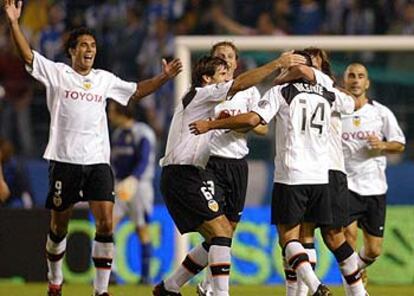 Los jugadores del Valencia celebran el gol de Vicente.