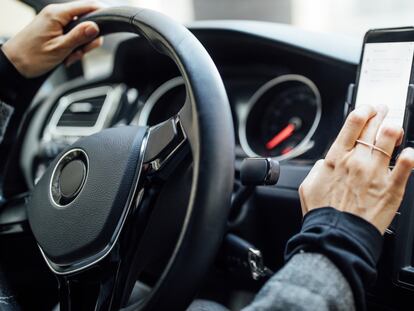 Los soportes de móvil para el coche ayudan a aumentar la seguridad mientras conducimos.