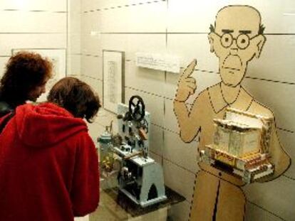 El profesor Franz de Copenhague junto a uno de sus inventos.