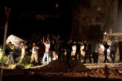 Prisioneros palestinos forman una línea frente a soldados israelíes mientras salen de la prisión de Jericó.