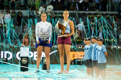La campeona sub-16, Lorena Solar, y A. Sabalenka posan con sus respectivos trofeos tras la final.
