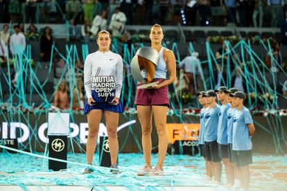 La campeona sub-16, Lorena Solar, y A. Sabalenka posan con sus respectivos trofeos tras la final.
