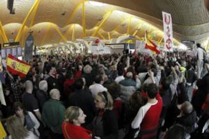 Los trabajadores de Iberia se concentraron en la terminal T4 del aeropuerto de Madrid-Barajas hoy, jornada en la que concluye el primer ciclo de cinco jornadas de paro seguidas de un total de quince convocadas por los sindicatos de la aerolínea en contra del plan de ajuste.