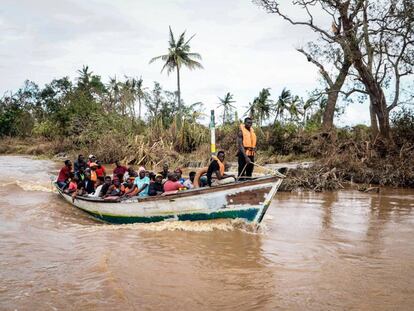 Vecinos de Buzi son evacuados en barca este domingo a Beira (Mozambique).