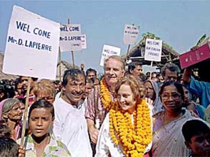 El escritor Dominique Lapierre, en la inauguración de un dispensario en la India.