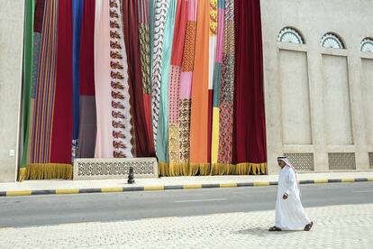 Obra têxtil do artista libanês Joe Namy exposta na última bienal de arte de Sharjah, em março.