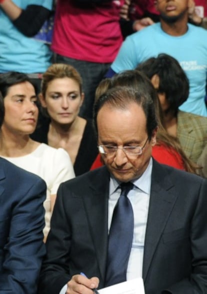 Hollande y Gayet (al fondo con camiseta negra) en una de las pocas im&aacute;genes que hay de la pareja, en un acto de los socialistas franceses en 2011.