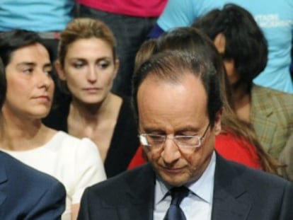 Hollande e Gayet (ao fundo de camiseta preta) em uma das poucas imagens que existem do casal, em um ato dos socialistas franceses em 2011.