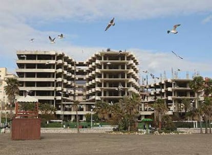 Edificio del hotel Prasa, en Estepona, que va a demoler.