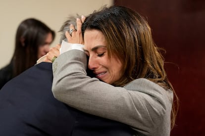 Alec Baldwin y su esposa Hilaria se abrazan después de saber que el caso se ha desestimado.