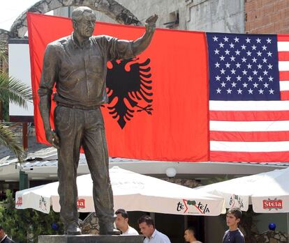 Estatua de George W. Bush en el centro de Fushe Kruje, localidad situada en el centro de Albania.