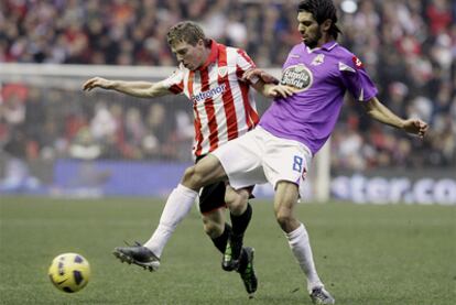 Muniain y Lassad disputan el balón durante el ecuentro de San Mamés.