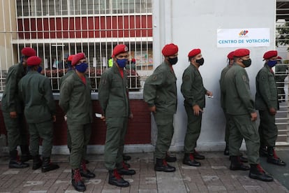 Militares esperan para votar en el colegio Fermín Toro, centro electoral para civiles y militares, en Caracas. La mayor parte de la oposición ha llamado a la abstención anticipando un fraude, y las principales instancias de la comunidad internacional anunciaron el no reconocimiento de los resultados de los comicios en los que Nicolás Maduro laminará el poder legislativo controlado por la oposición y buscará asegurarse la hegemonía sobre todos los poderes públicos.