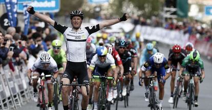 Stephen Cummings entra vencedor en la tercera etapa de la Vuelta al Pais Vasco.