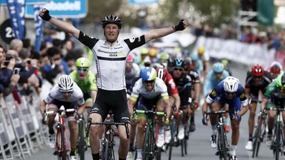 Stephen Cummings entra vencedor en la tercera etapa de la Vuelta al Pais Vasco.