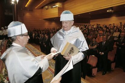 John Rutherford recibiendo el título de doctor honoris