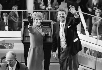 El presidente Ronald Reagan y Nancy Reagan saludan después de la toma de posesión en el Capitolio.