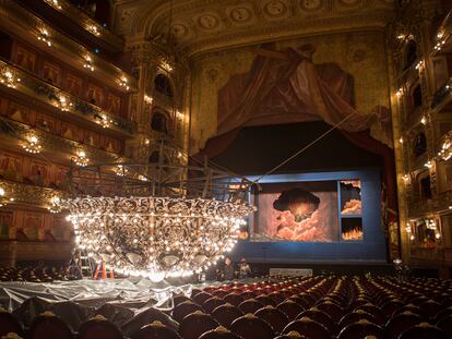 Técnicos del Teatro Colón de Buenos Aires realizan tareas de mantenimiento a la araña que corona la sala principal.