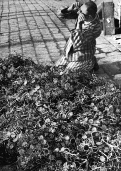 Miles de pares de gafas pertenecientes a víctimas del campo de concentración nazi de Auschwitz, apiladas