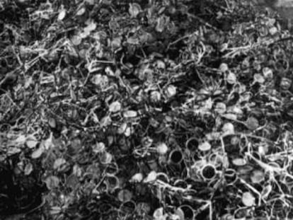 Miles de pares de gafas pertenecientes a v&iacute;ctimas del campo de concentraci&oacute;n nazi de Auschwitz, apiladas 