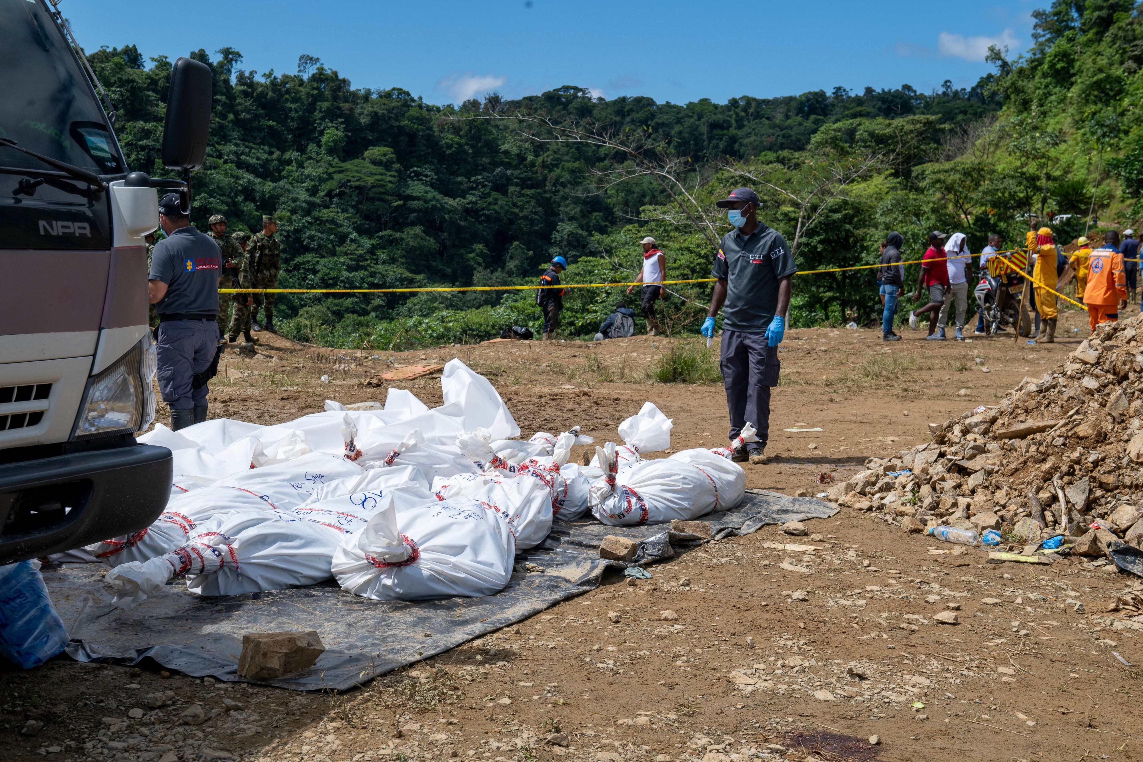 Los cuerpos de las personas rescatados en la zona del derrumbe. 