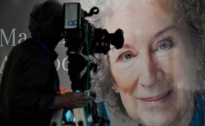 Cartel de promoción de la escritora Margaret Atwood, en la Feria del Libro de Fráncfort de 2017.