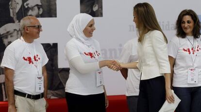 La reina Letizia saluda a asistentes al acto conmemorativo de Cruz Roja.